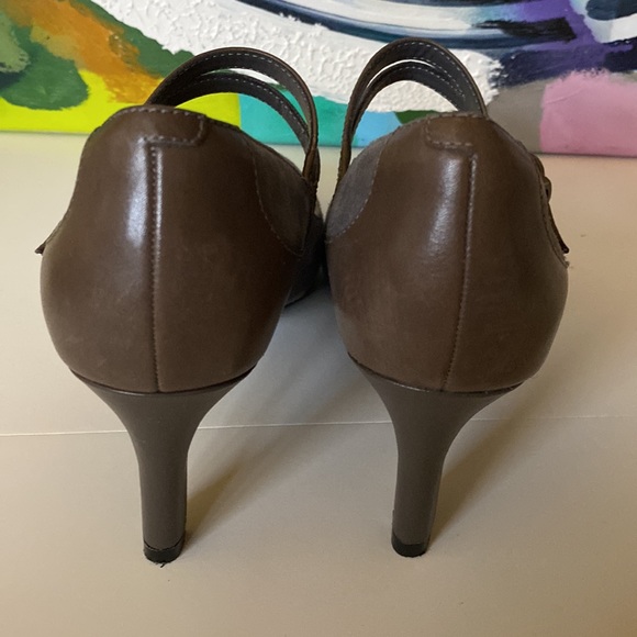 Clarks Suede and Leather Gray Heels, Size 8.5, 2.5” Heels - Picture 4 of 6